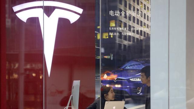 Un magasin Tesla, à Pékin. [Keystone - AP Photo - Ng Han Guan]