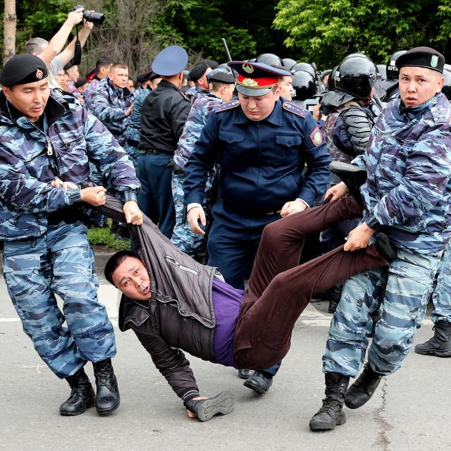 Des policiers procèdent à l'arrestation d'un opposant en marge de l'élection présidentielle au Kazakhstan. [Keystone/EPA - Igor Kovalenko]