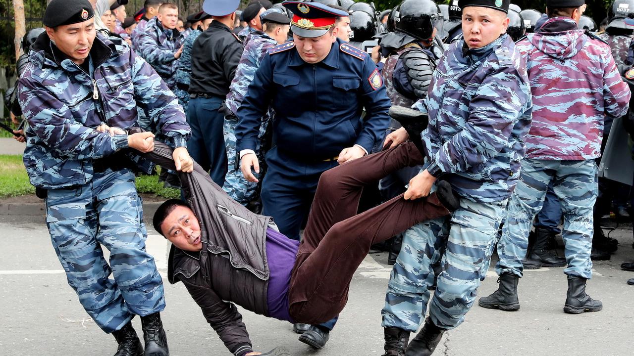 Des policiers procèdent à l'arrestation d'un opposant en marge de l'élection présidentielle au Kazakhstan. [Keystone/EPA - Igor Kovalenko]