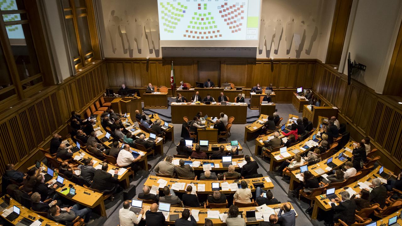 Une vue générale de la salle du Grand Conseil neuchâtelois, le 15 décembre 2016 (image d'illustration). [Keystone - Jean-Christophe Bott]