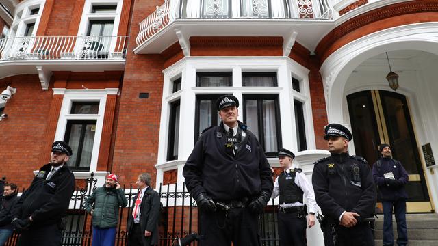 Des policiers devant l'ambassade d'Equateur à Londres où Julian Assange s'était réfugié (image d'archive). [Reuters - Simon Dawson]