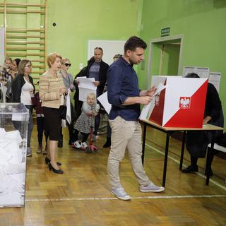 Les Polonais se sont rendu aux urnes pour les élections législatives. [EPA-Keystone - Pawel Supernak]