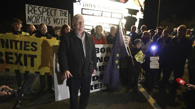 Des manifestants de Border Communities Against Brexit protestant près de la frontière entre les deux Irlandes [AP Photo/Keystone - Peter Morrison]