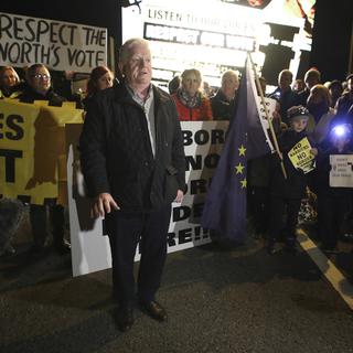 Des manifestants de Border Communities Against Brexit protestant près de la frontière entre les deux Irlandes [AP Photo/Keystone - Peter Morrison]
