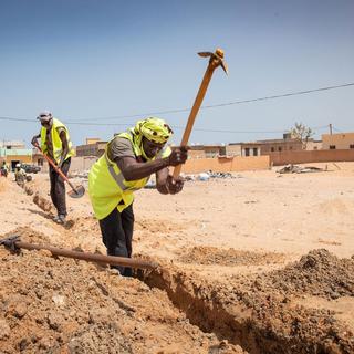Le projet permet d'étendre le réseau d'eau dans les quartiers les plus défavorisés de Nouakchott. [enHaut.org/Ville de Lausanne]