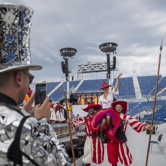 Après la dernière représentation de la Fête des Vignerons, des acteurs-figurants immortalisent une dernière fois l'arène. Vevey, le 11 août 2019. [Keystone - Jean-Christophe Bott]