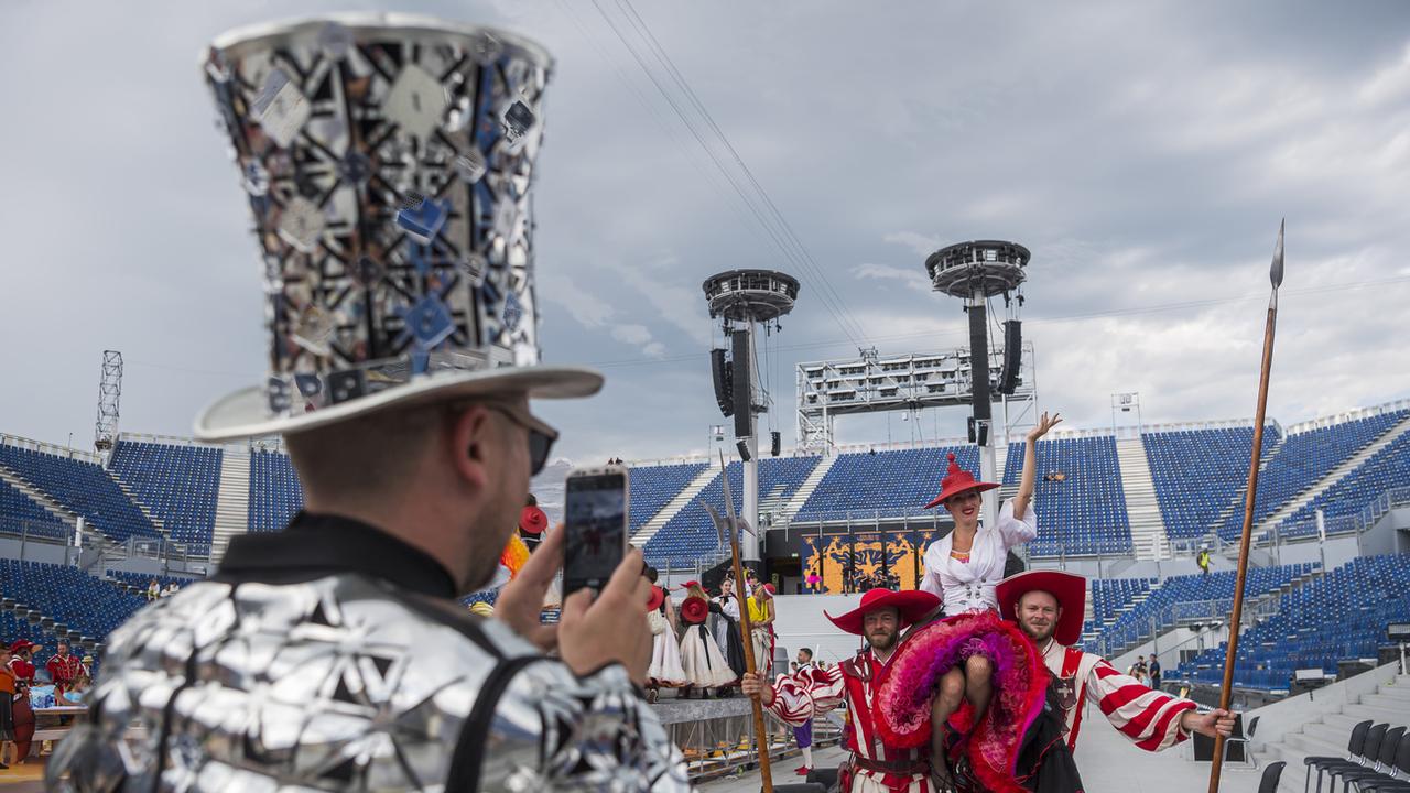 Après la dernière représentation de la Fête des Vignerons, des acteurs-figurants immortalisent une dernière fois l'arène. Vevey, le 11 août 2019. [Keystone - Jean-Christophe Bott]