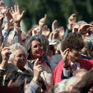 Les femmes participent avec les hommes à la Landsgemeinde en avril 1990 à Trogen (AR). [Keystone]