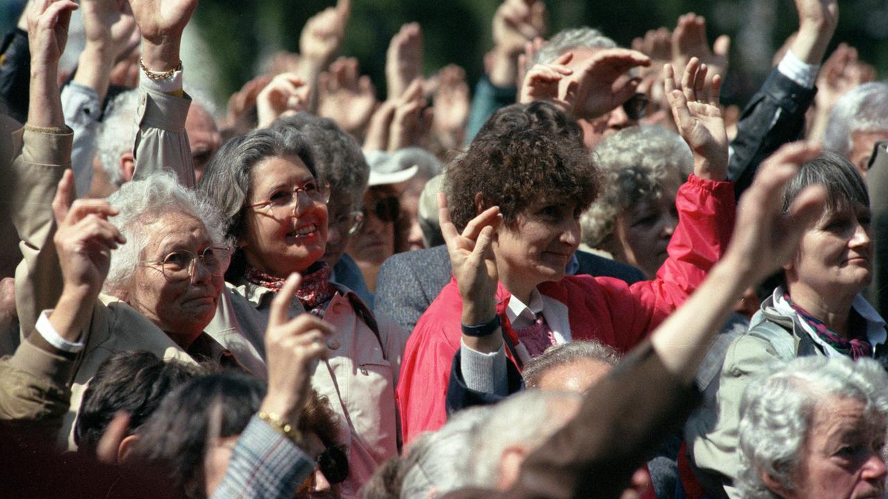 Les femmes participent avec les hommes à la Landsgemeinde en avril 1990 à Trogen (AR). [Keystone]