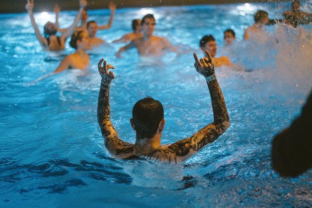 Le chanteur du groupe suédois Viagra Boys s'offre un petit bain au festival Antigel, le 6 février 2019. [Antigel - Thibaut Fuks]