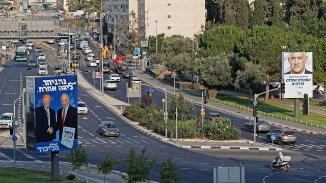 Des affiches électorales de Benjamin Netanyahu (g.) et Benny Gantz dans les rues de Jérusalem. [AFP - Ahmad Gharabli]