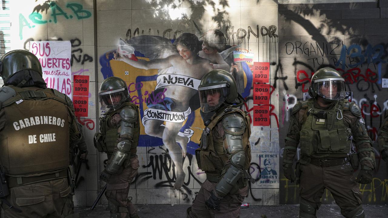 Au Chili, la décision de voter pour réviser la constitution en 2020 ne désamorce pas la crise [AP Photo/Keystone - Esteban Felix]