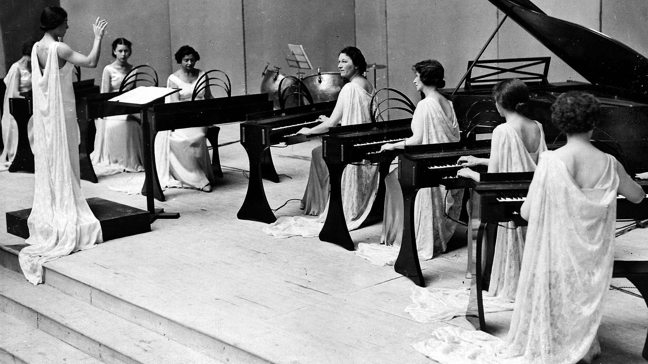 Le premier orchestre d'ondes musicales, Maurice Martenot, présenté pendant l'exposition internationale de 1937. [AFP]