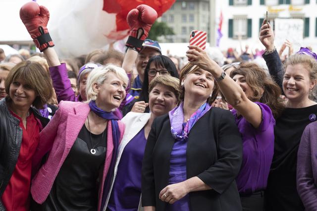 La conseillère fédérale Viola Amherd, entourée d'élues de tous bord politiques sur la place fédérale, le vendredi 14 juin. [Keystone - Peter Klaunzer]