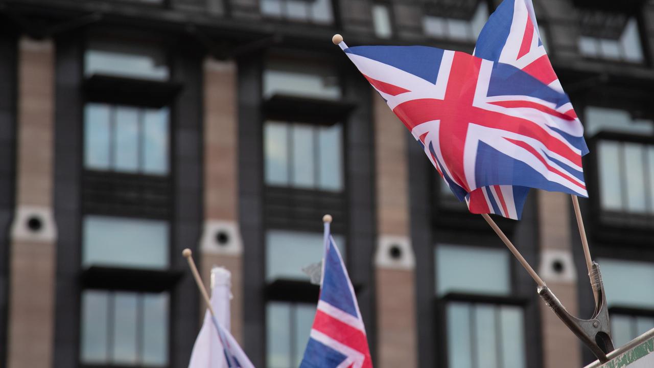 Le drapeau du Royaume-Uni flotte près de Westminster, à Londres. [NurPhoto - Nicolas Econoumou]