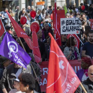 Des manifestants lors de la grève des femmes du 14 juin à Genève. [Keystone - Martial Trezzini]
