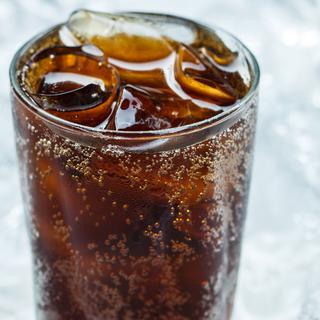 Coca-cola réduit la contenance de ses bouteilles pour, soi-disant, lutter contre l’obésité. [Depositphotos - Tiverylucky]