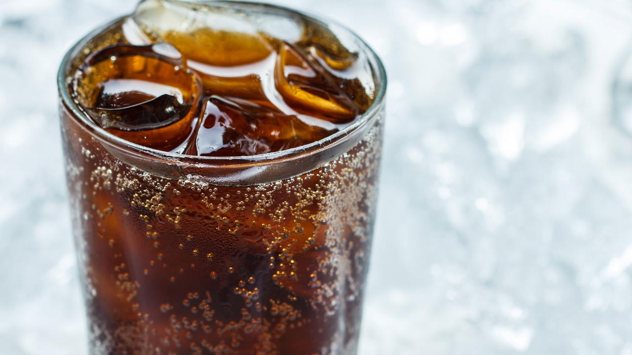 Coca-cola réduit la contenance de ses bouteilles pour, soi-disant, lutter contre l’obésité. [Depositphotos - Tiverylucky]