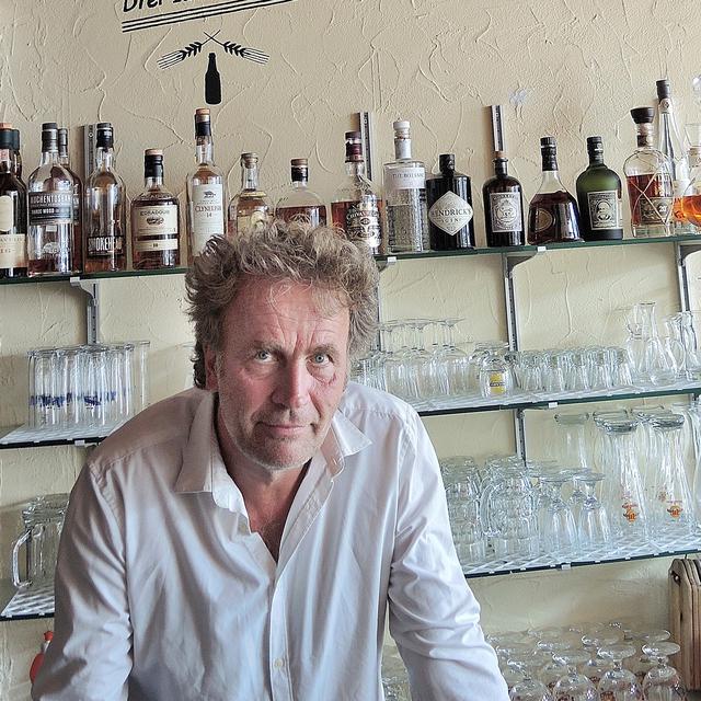 Alex Capus dans son bar d'Olten. [AFP / DPA - Thomas Burmeister]
