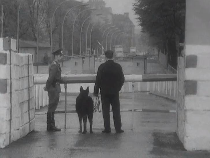 Check point entre l'est et l'ouest de Berlin, 1964 [RTS]