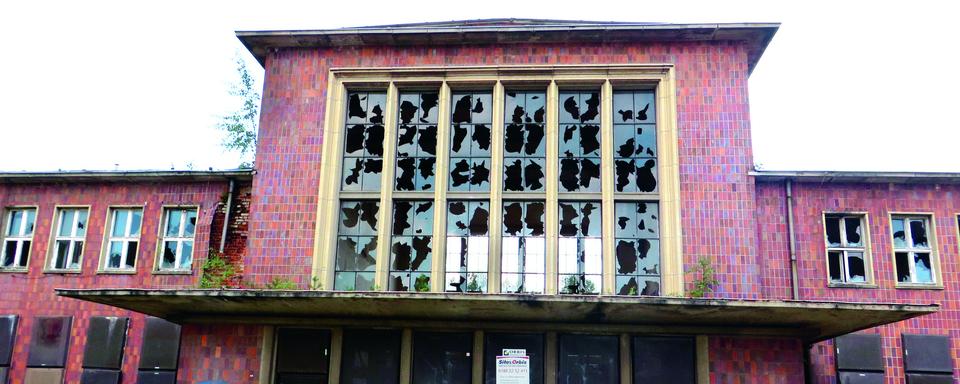 Vue sur l'entrée de la gare fermée de la Schwarze Pumpe. Août 2014. [Nicolas Offenstadt]