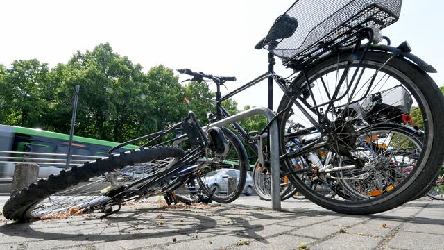 Les vélos abandonnés en ville se multiplient ces dernières années. [afp - Holger Hollemann]