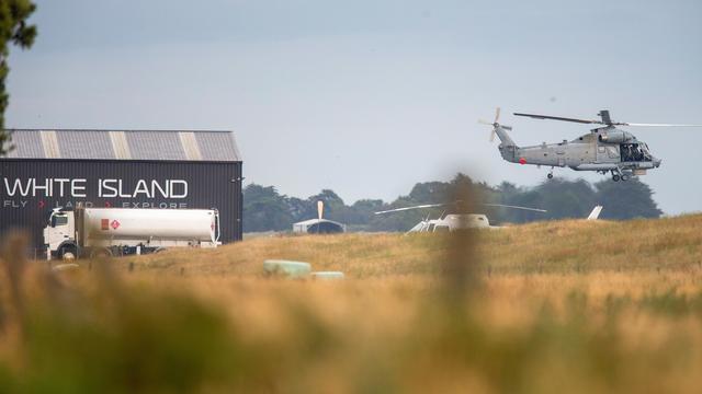 Un hélicoptère militaire a décollé vendredi matin de Whakatane pour aller récupérer les corps des victimes de l'éruption.