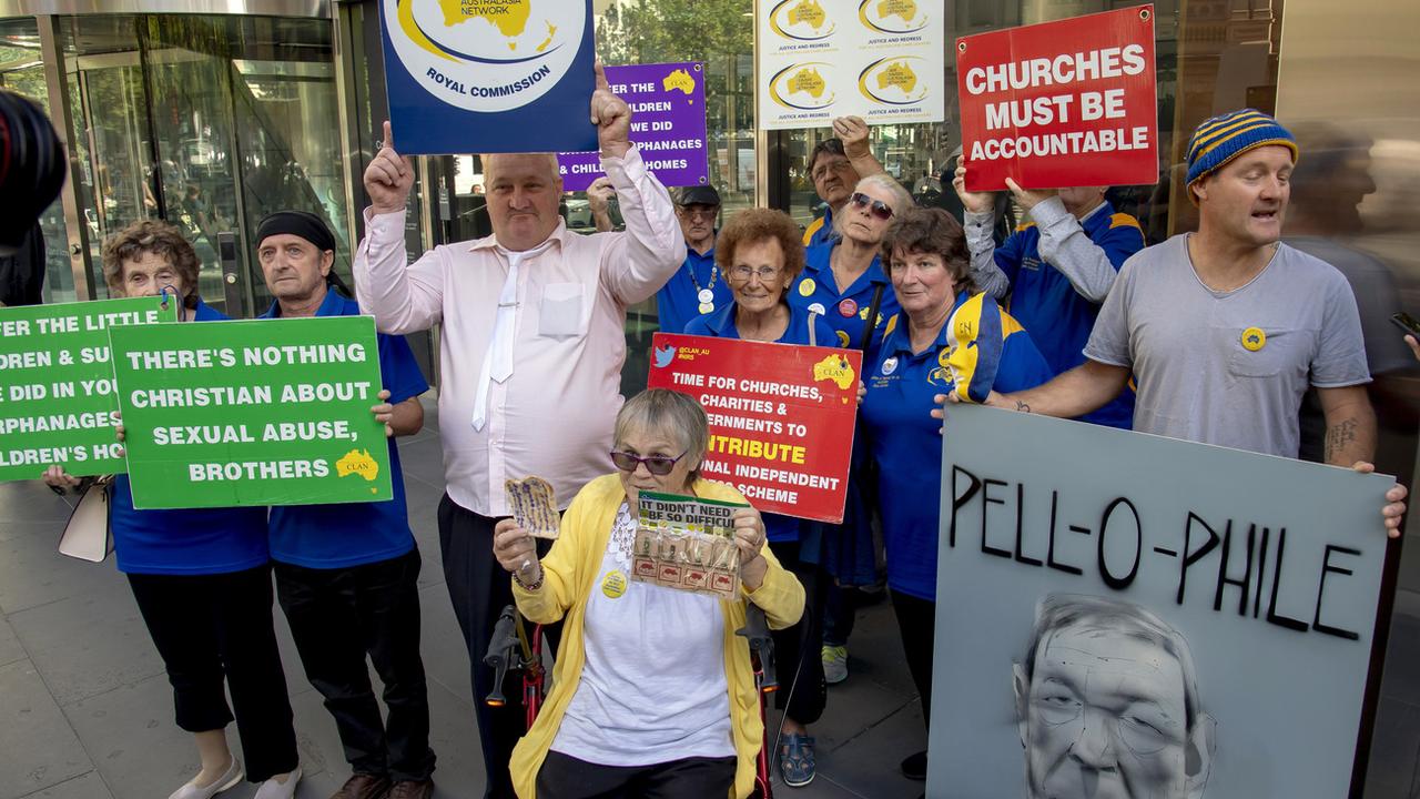 Des manifestants ont hué le cardinal Pell à son arrivée au tribunal de Melbourne, le traitant de "monstre". [Andy Brownbill]