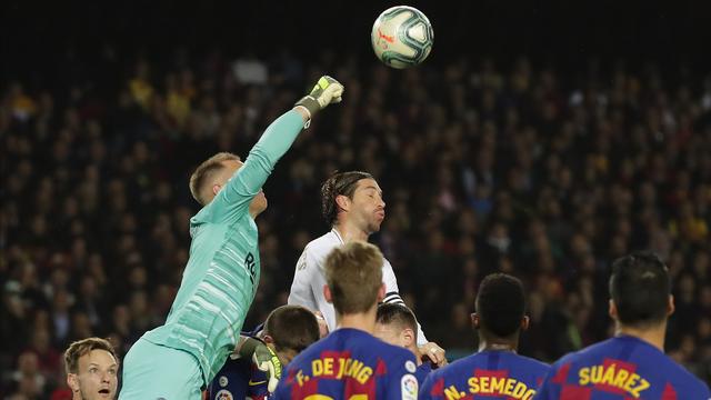 Marc-Andre Ter Stegen s'élève plus haut que Sergio Ramos. Le portier allemand du FC Barcelone a été le grand bonhomme de la soirée. [Keystone - Emelio Morenatti]