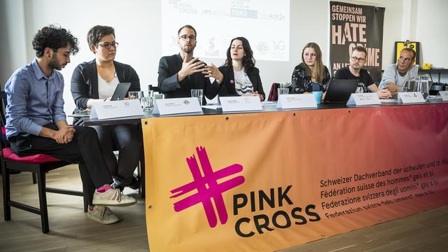 Conférence de presse de Pink Cross sur le dépôt d'une motion pour des statistiques en matière d'agressions LGBTIphobes à Lausanne, le 17 mai 2019. [Keystone - Jean-Christophe Bott]