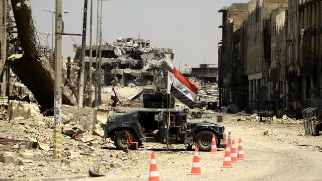 Un véhicule de la polie irakienne posté à Mossoul peu après la reprise de la ville au groupe Etat islamique le 10 juillet 2017. [Keystone - EPA/STR]