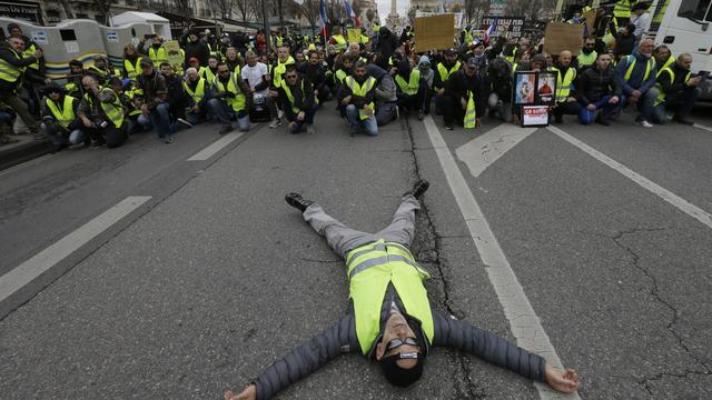 Des gilets jaunes à Marseille ce samedi. [Keystone - AP Photo/Claude Paris]