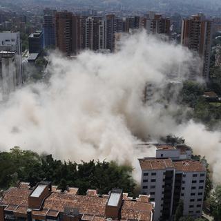 La ville de Medellin (Colombie) a détruit l'immeuble "Monaco" qui fut le centre des opérations de Pablo Escobar. [EPA/Keystone - Luis Eduardo Noriega]