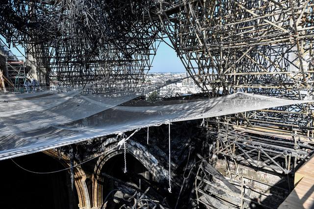 Trois mois après l'incendie de Notre-Dame, le site de la cathédrale a toujours besoin d'être sécurisé, selon l'architecte en chef des monuments historiques de France. Paris, le 17 juillet 2019. [Keystone/Pool via ap - Stephane de Sakutin]