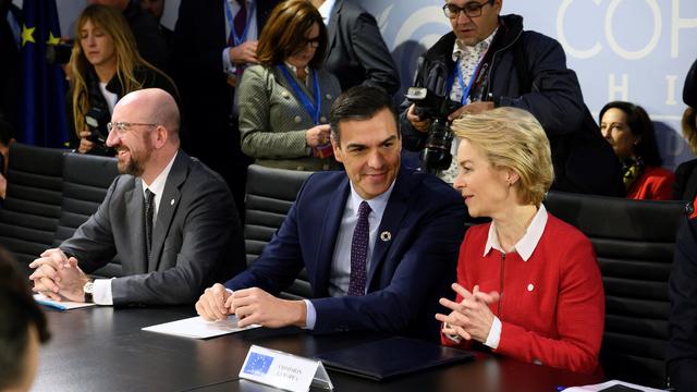 La présidente de la Commission européenne Ursula von der Leyen, le Premier ministre espagnol Pedro Sanchez et le président du Conseil européen Serge Michel, au premier jour de la COP25 à Madrid. [EPA/Keystone - BORJA PUIG DE LA BELLACASA]