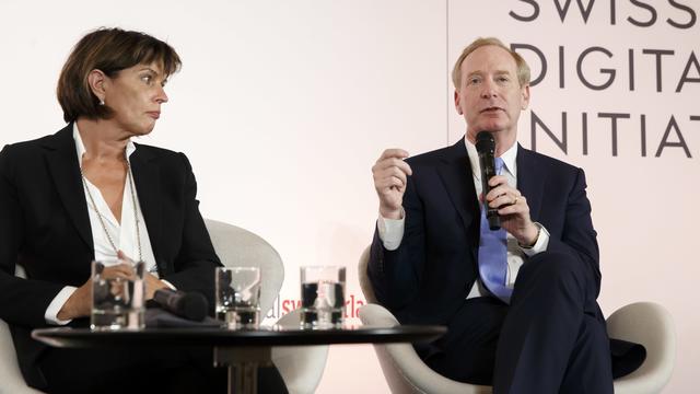 L'ancienne conseillère fédérale Doris Leuthard, aux côtés de Brad Smith, le CEO de Microsoft. [Keystone - Salvatore Di Nolfi]