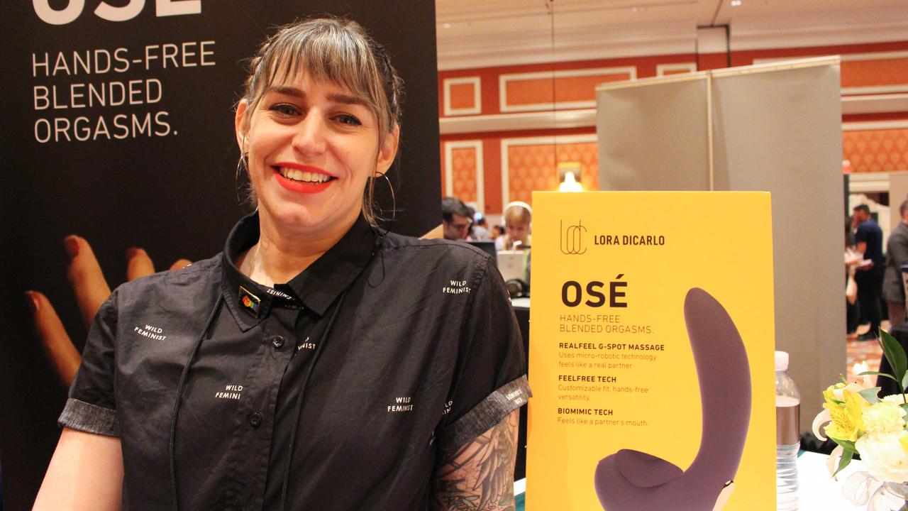 Une collaboratrice de la startup Lora DiCarlo présente le godmiché qui avait reçu le prix de l'innovation robotique. [afp - Glenn Chapman]
