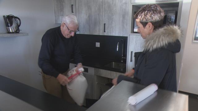 La taxe au sac n'est pas une évidence pour les touristes qui viennent dans les stations valaisannes. [RTS - Capture d'écran]