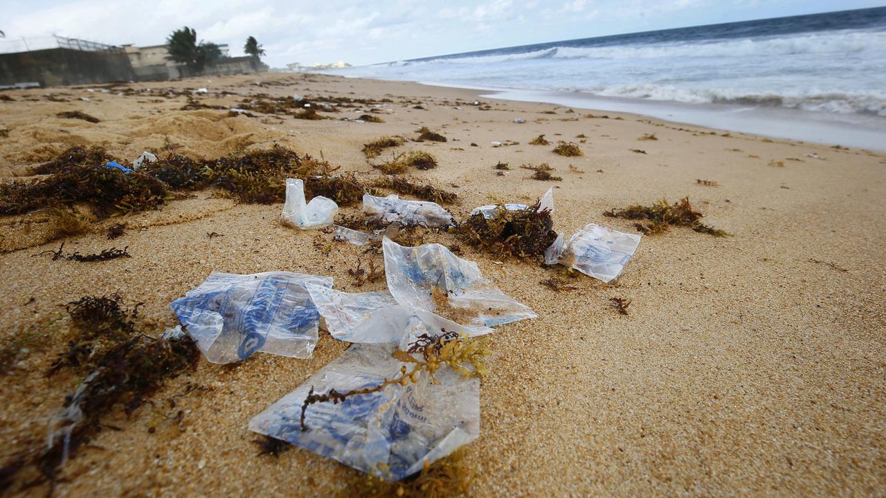 Le plastique s'accumule dans les océans. [EPA/Keystone - Ahmed Jallanzo]