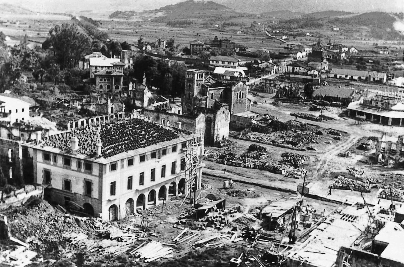 La ville de Guernica en 1940, trois ans après le bombardement perpétré par les Allemands et les Italiens. [Keystone - STR]