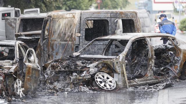 Un fourgon blindé et des véhicules ont été incendiés lors d'un braquage au Mont-sur-Lausanne. [Keystone - Cyril Zingaro]