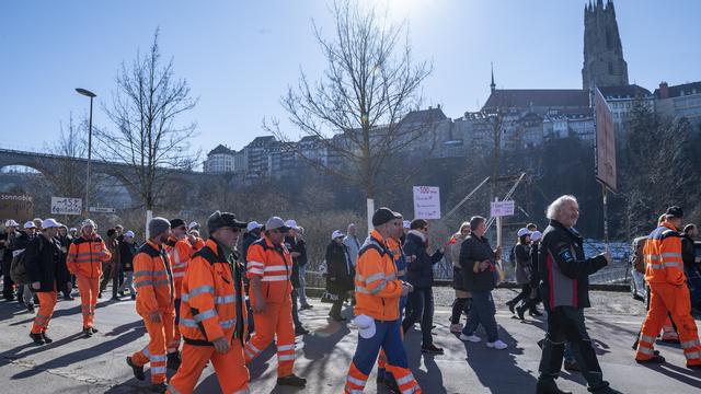 Des salariés de la ville de Fribourg manifestent pour protester contre la revision de la Caisse de prévoyance du personnel, ce 18 février 2019. [KEYSTONE - ADRIEN PERRITAZ]