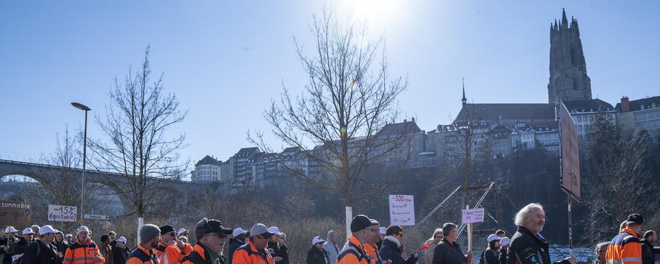 Des salariés de la ville de Fribourg manifestent pour protester contre la revision de la Caisse de prévoyance du personnel, ce 18 février 2019. [KEYSTONE - ADRIEN PERRITAZ]