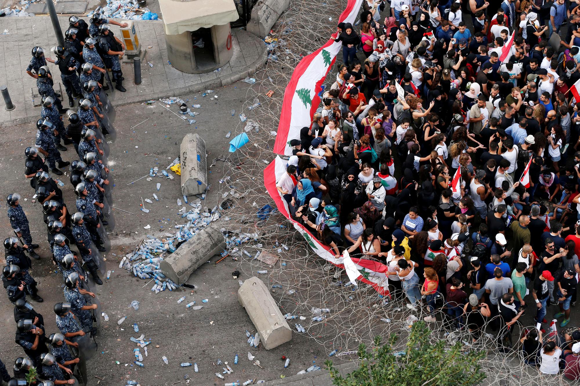 Des manifestants au Liban s'opposent à la police à Beyrouth, le 19 octobre. [Reuters - Mohamed Azakir]