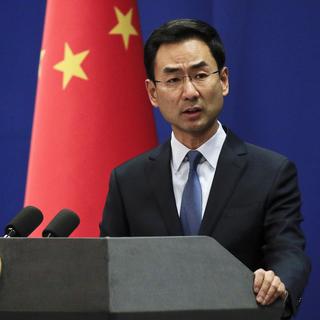 Geng Shuang, directeur adjoint du Département de l'information du ministère des Affaires étrangères de la République populaire de Chine, appelle Washington à cesser sa répression des entreprises chinoises, en particulier la société Huawei. [Keystone - Andy Wong/Ap Photo]