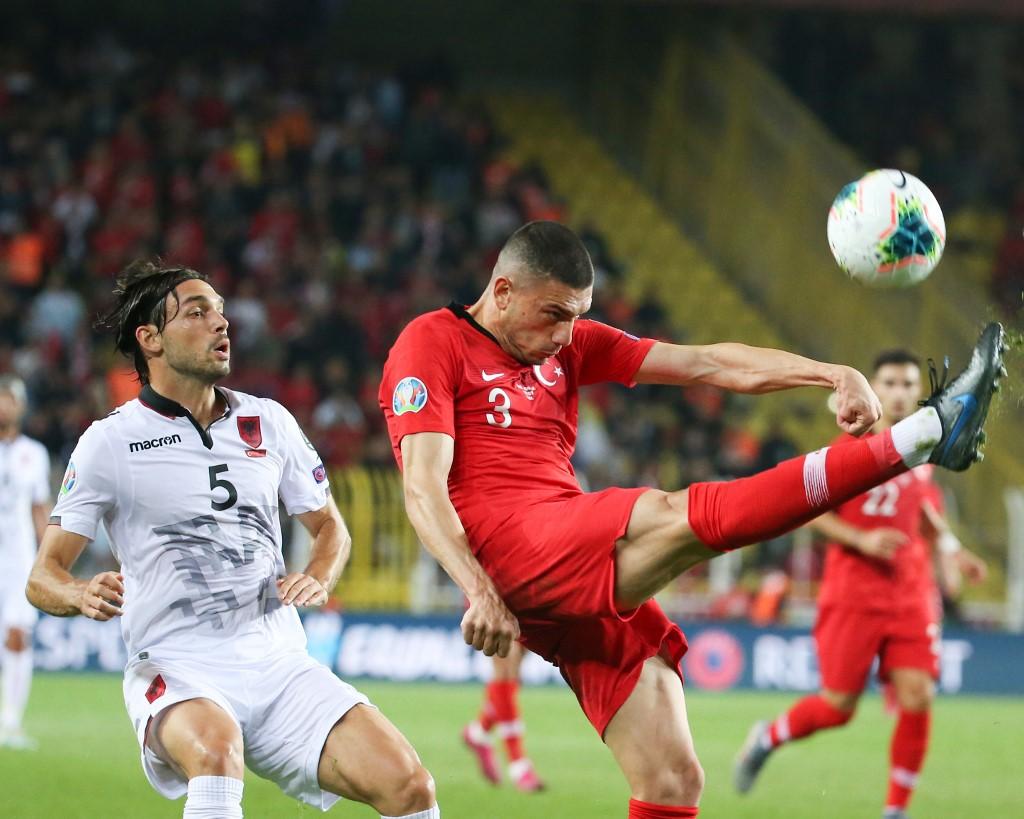 Né dans le canton de Vaud et capitaine des M17 champions du monde en 2009, Frédéric Veseli (numéro 5) porte désormais le maillot de... l'équipe nationale d'Albanie. [AFP - Emrah Yorulmaz]