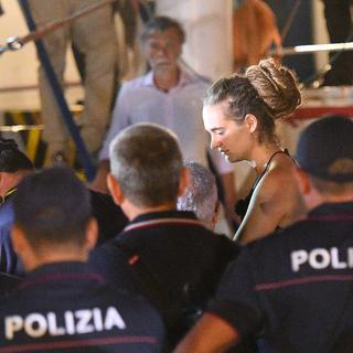Carola Rackete, la capitaine du Sea-Watch 3, a été arrêtée par la police italienne à Lampedusa. [Reuters - Guglielmo Mangiapane]