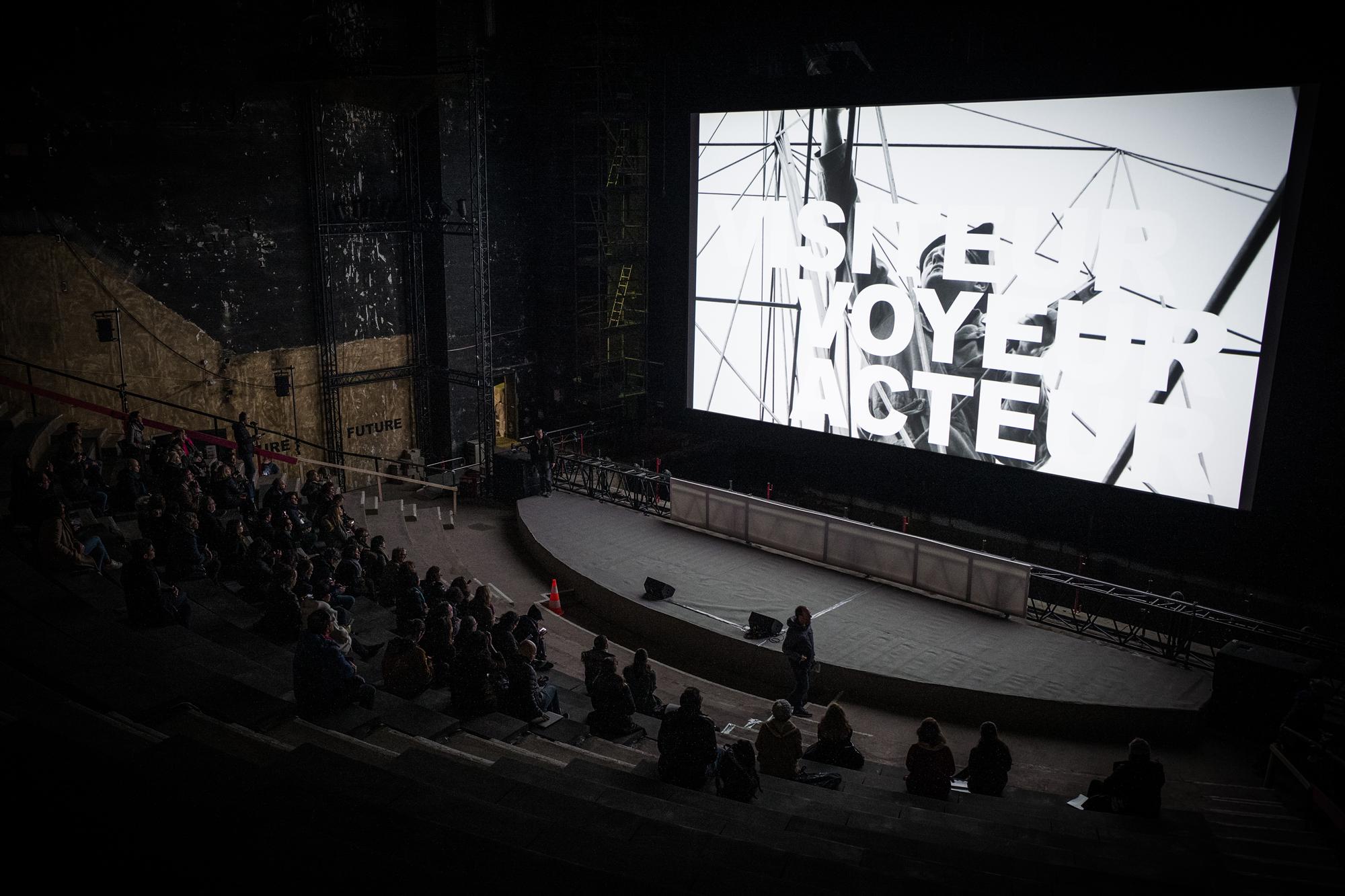 Une des projections de "DAU" au Théâtre de la ville, à Paris. [AFP - Philippe Lopez]