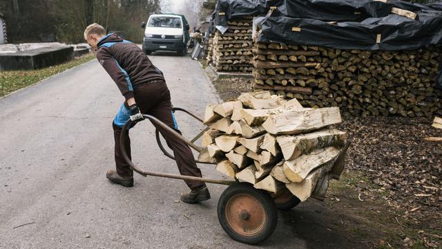 Le service civil connaît un succès trop vif, selon le Conseil fédéral. [Keystone - Christian Beutler]