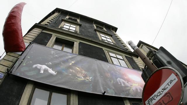 Le bâtiment du Rhino à Genève, photographié en novembre 2006, moins d'un an avant son évacuation. [Keystone - Martial Trezzini]